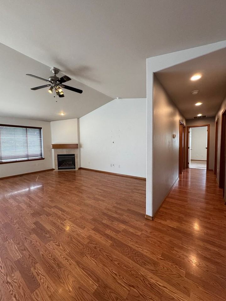 110 W Courtney Ct - Photo 6 of 25