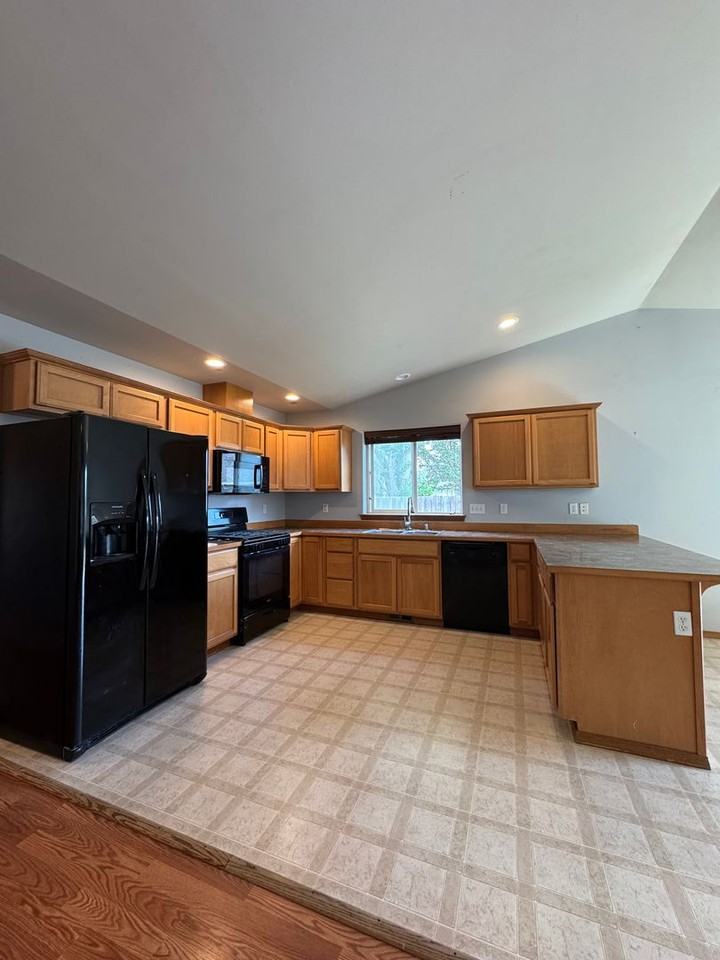 110 W Courtney Ct - Photo 7 of 25