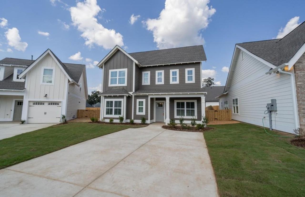 130 Hampton Cir - Photo 2 of 38