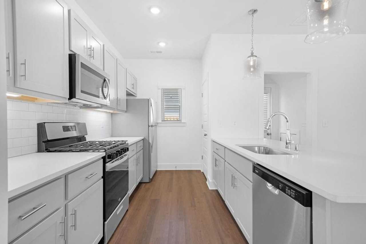 130 Hampton Cir - Photo 6 of 38