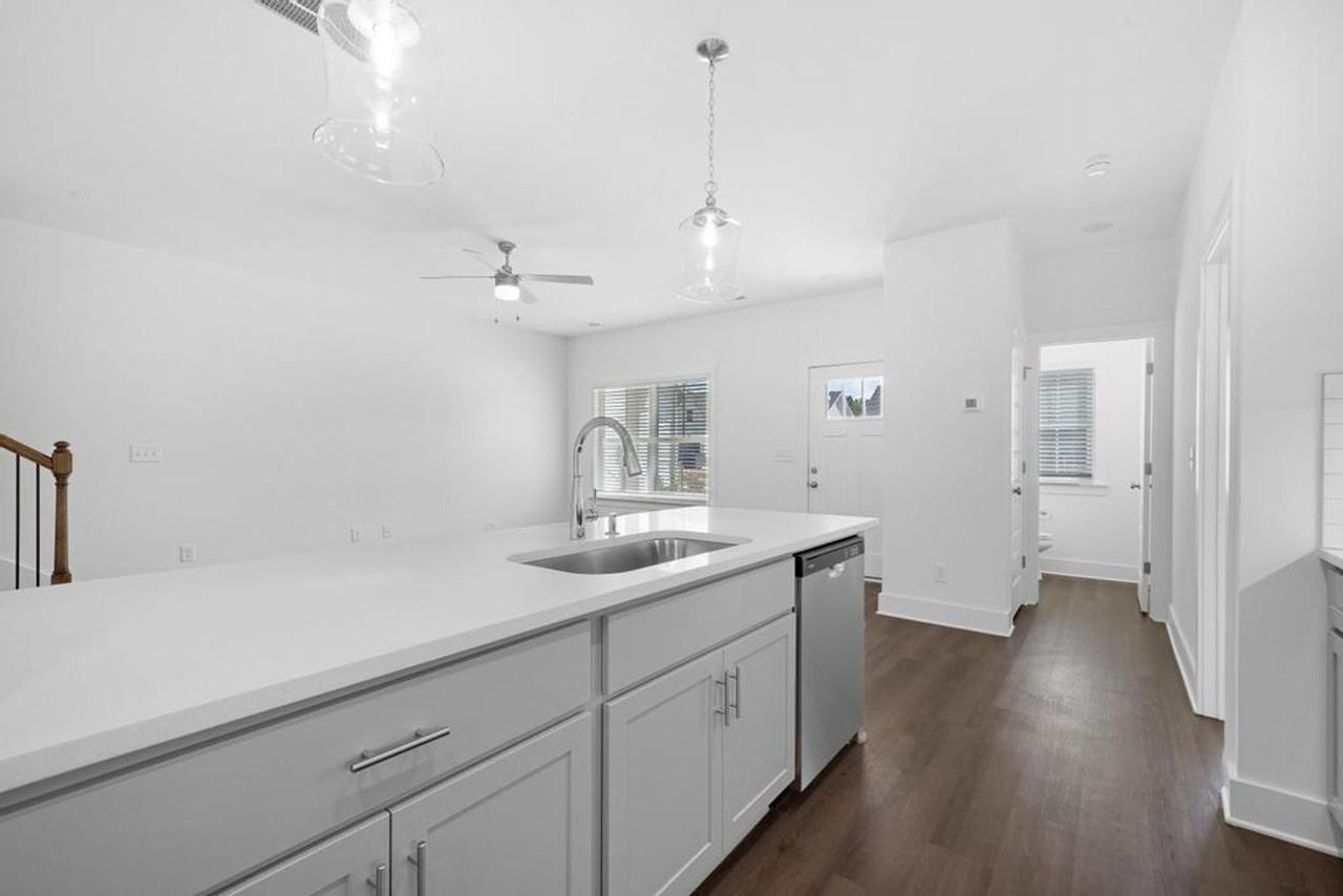 130 Hampton Cir - Photo 7 of 38