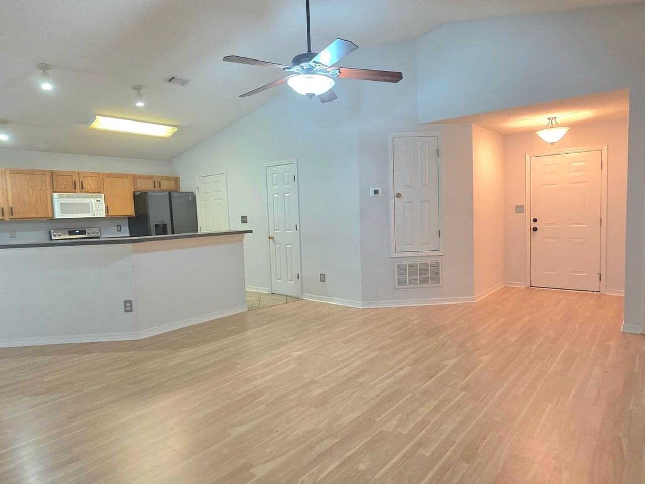 1059 Simpson St - Photo 3 of 32