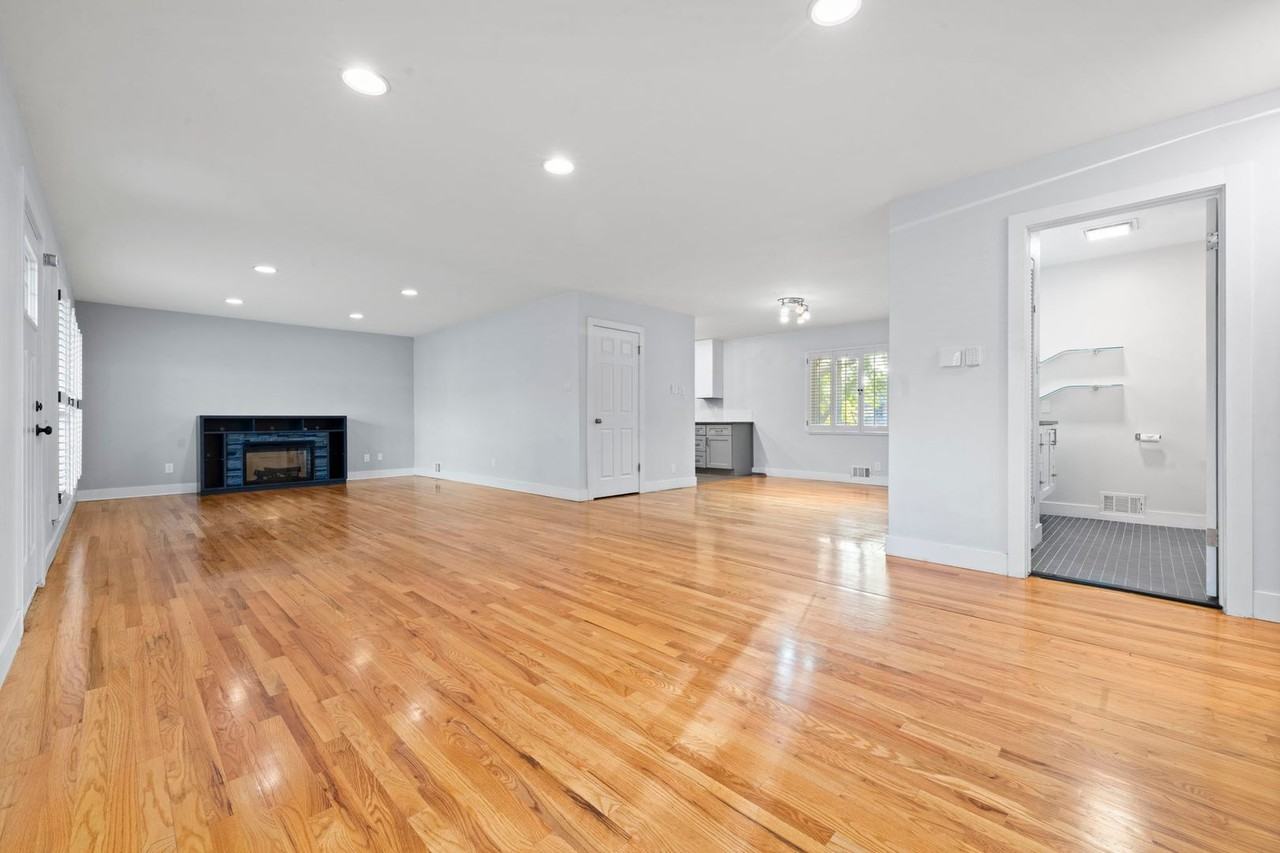 3565 S Holly St - Photo 5 of 31