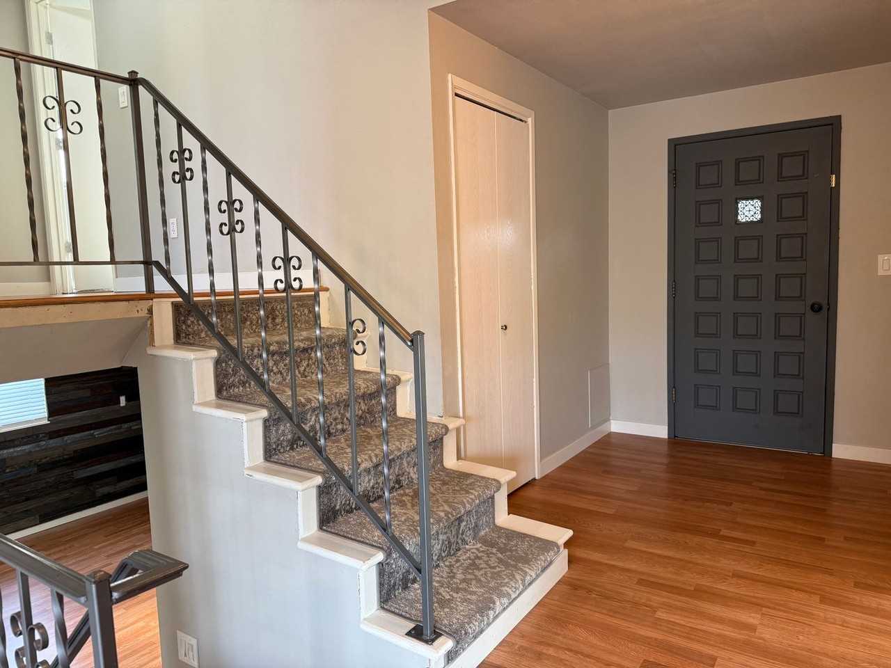 204 Hillcrest Dr - Photo 3 of 37