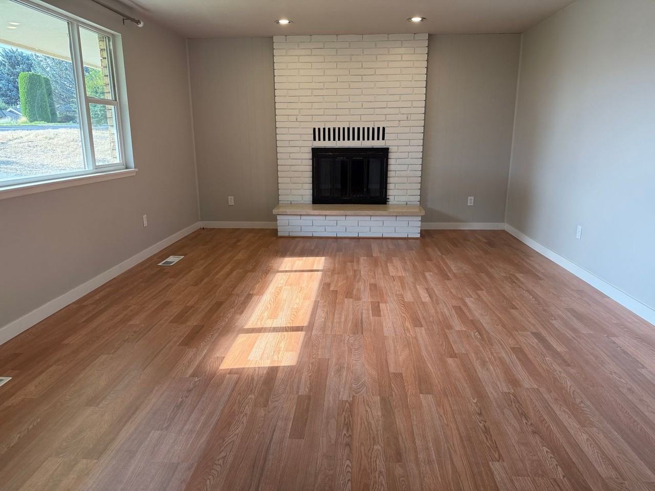 204 Hillcrest Dr - Photo 4 of 37