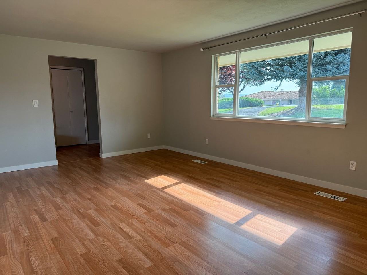 204 Hillcrest Dr - Photo 5 of 37