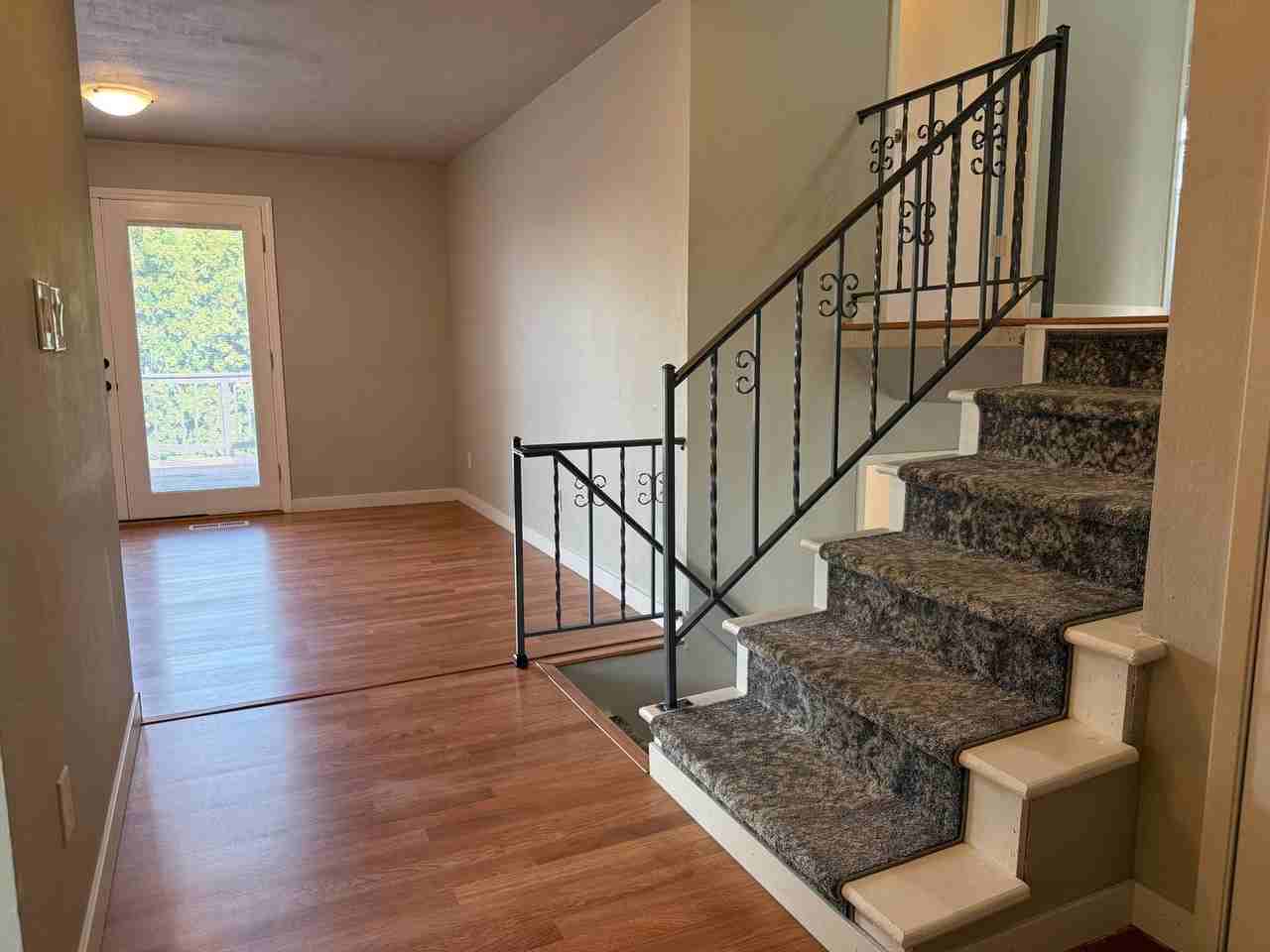 204 Hillcrest Dr - Photo 6 of 37