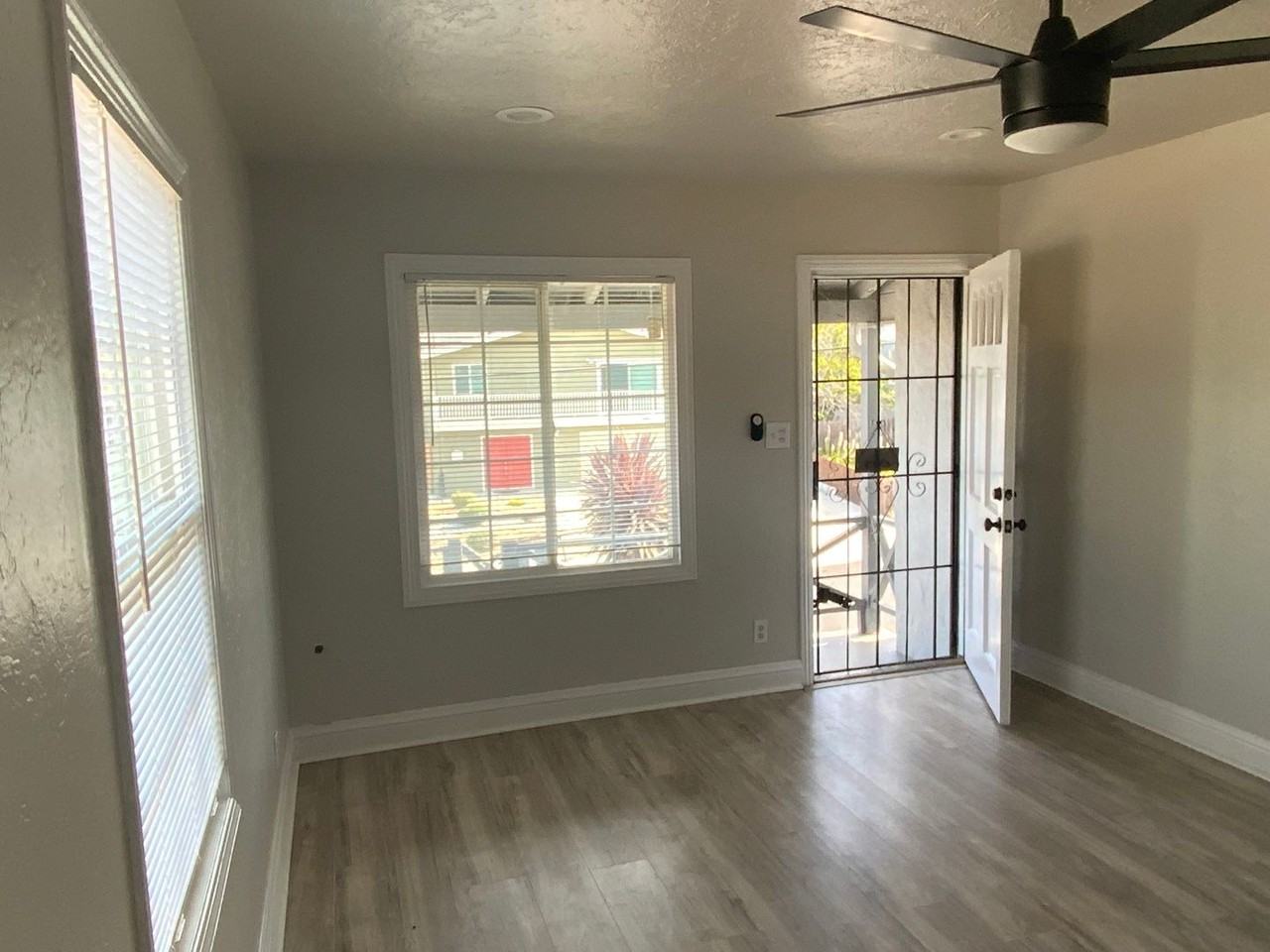 1121 3rd St - Photo 3 of 21