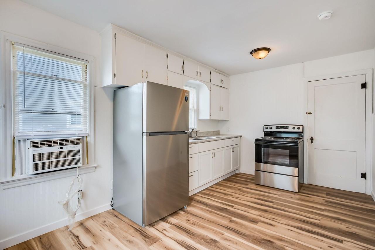 415 E 6th St - Photo 4 of 9