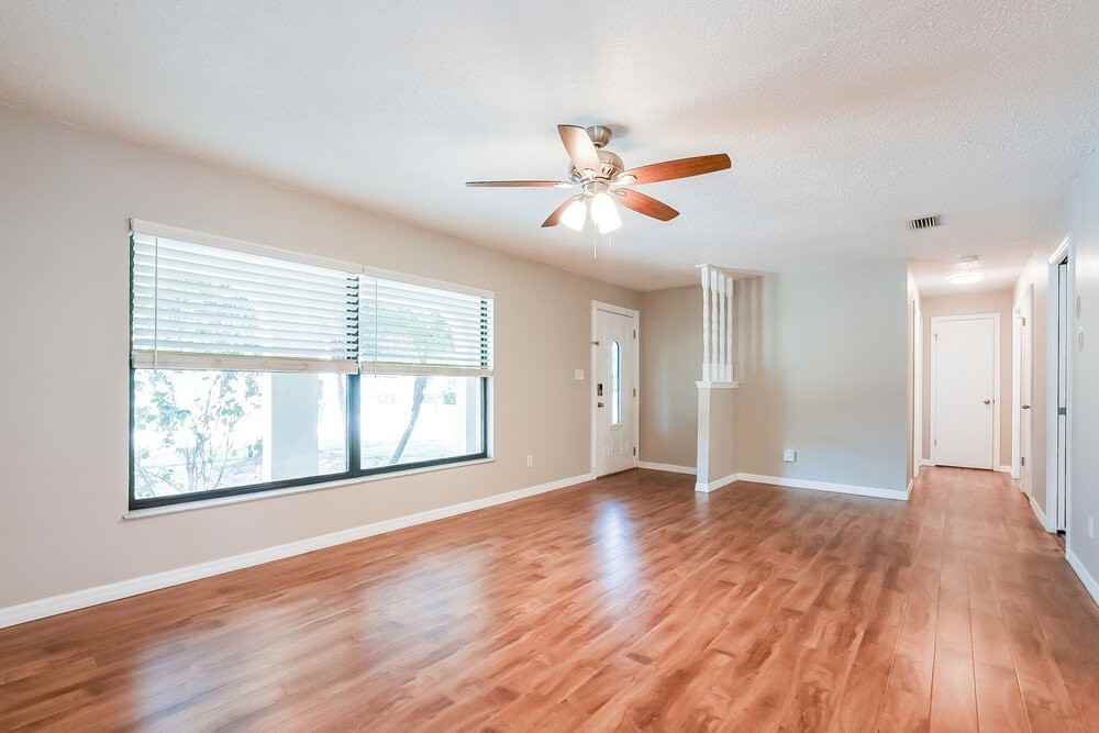 8318 Mattituck Cir - Photo 3 of 16
