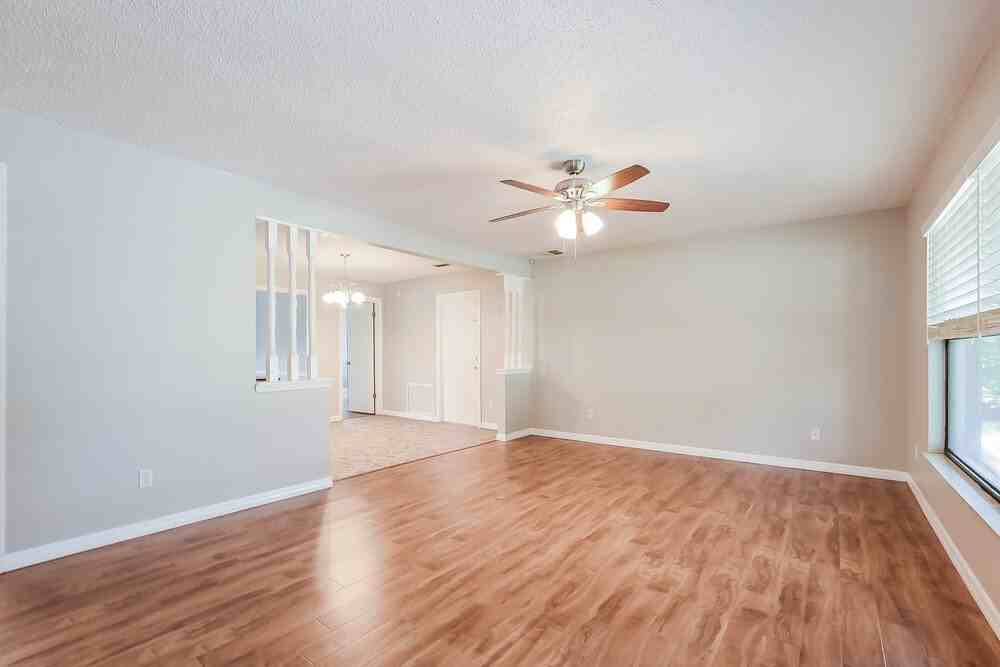 8318 Mattituck Cir - Photo 4 of 16