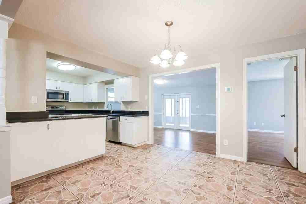 8318 Mattituck Cir - Photo 5 of 16