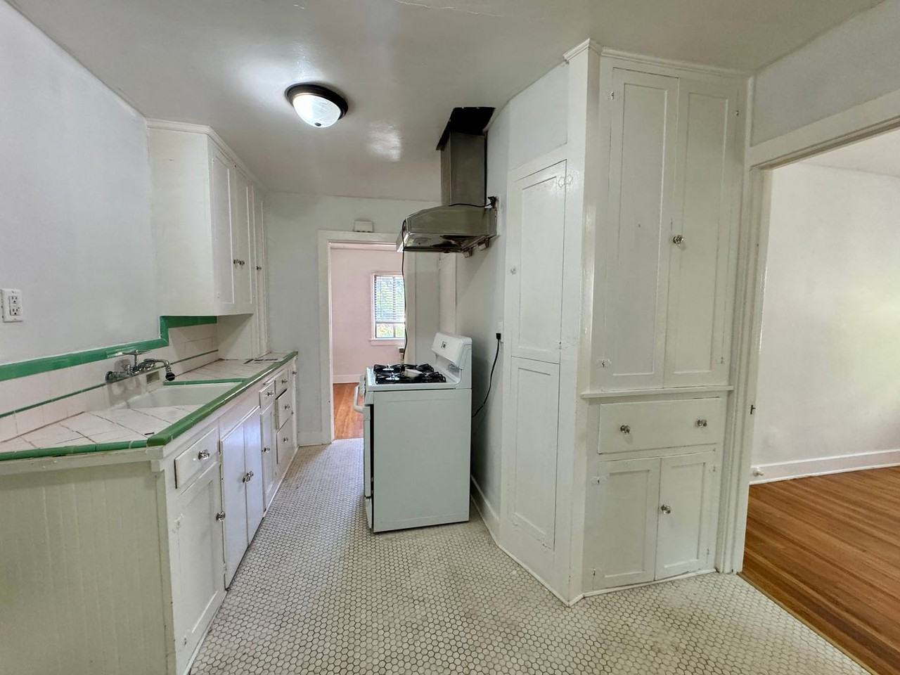 GILLETTE CRESCENT - Photo 5 of 16