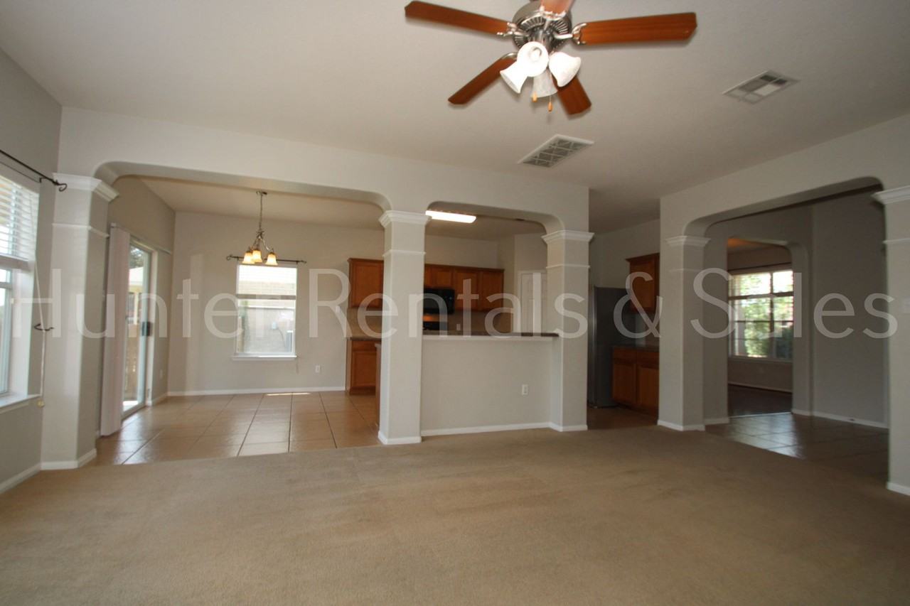 433 W Iowa Dr - Photo 4 of 36