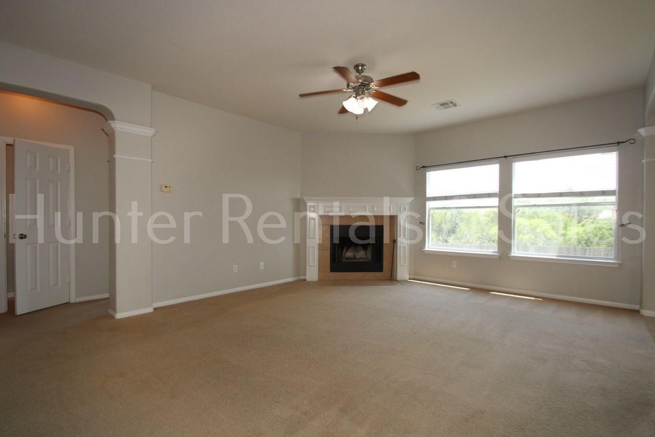 433 W Iowa Dr - Photo 5 of 36