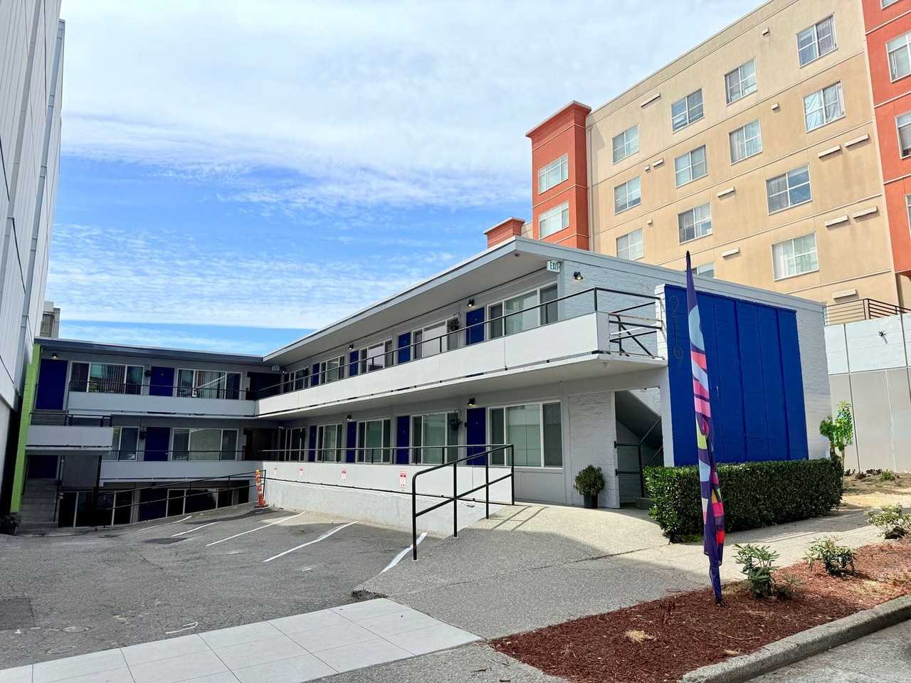 Queen Villa Apartments - Photo 2 of 12