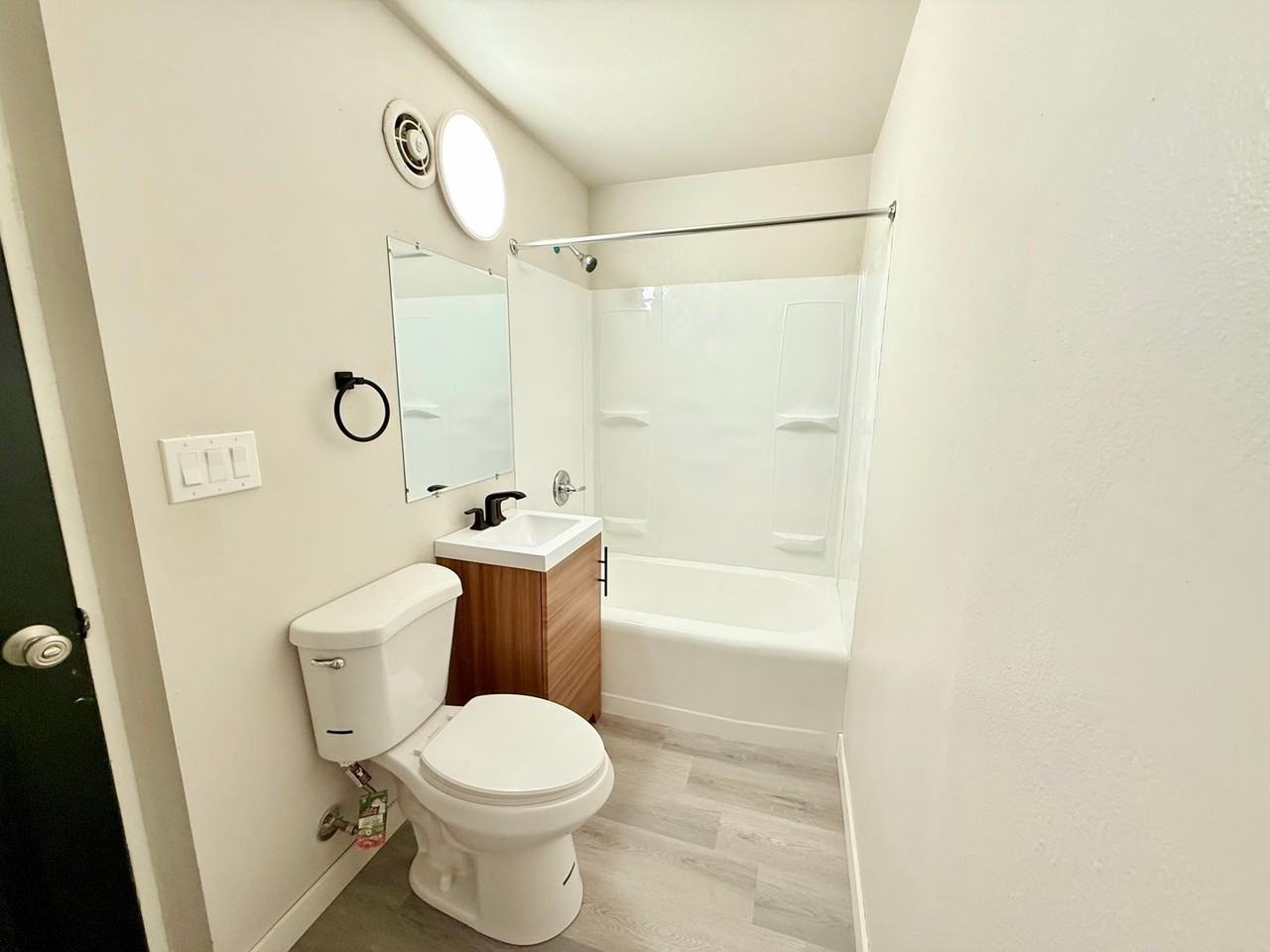 Queen Villa Apartments - Photo 3 of 12