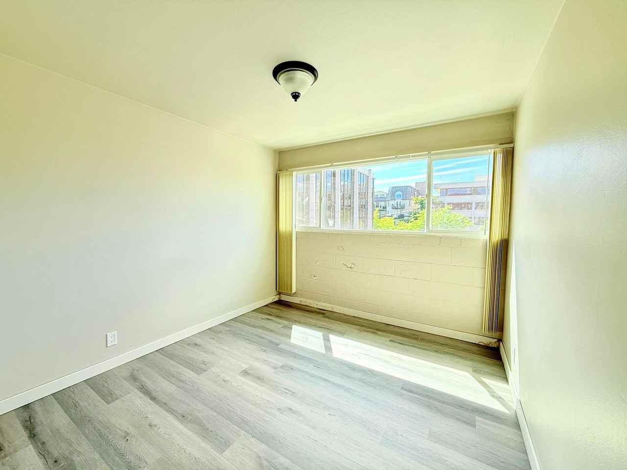 Queen Villa Apartments - Photo 6 of 12