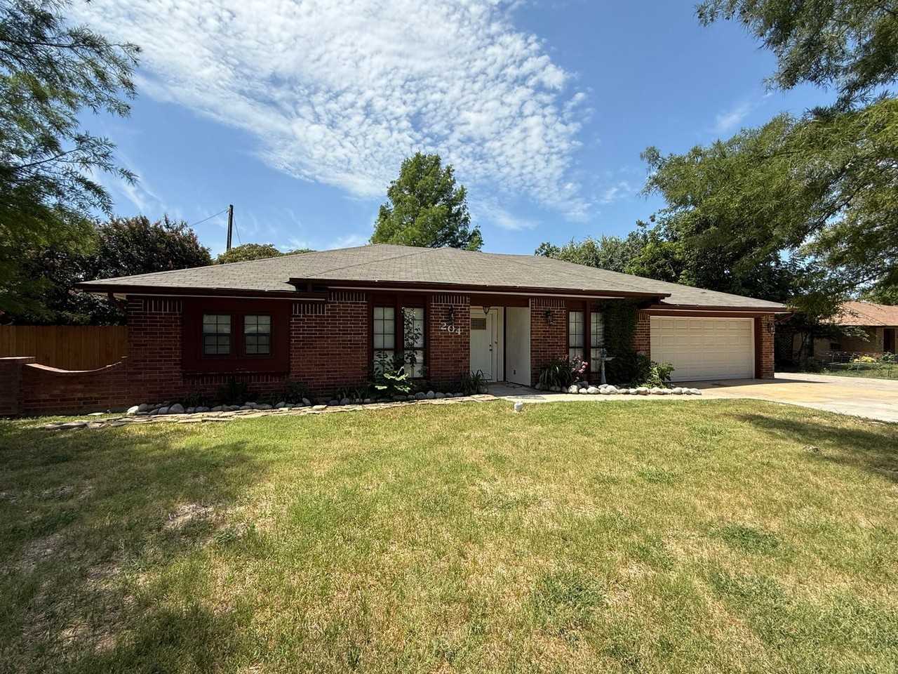 204 Redwood Cir - Photo 2 of 2