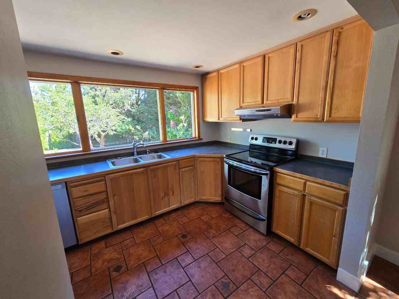 15502 9th Ave Ne - Photo 3 of 16