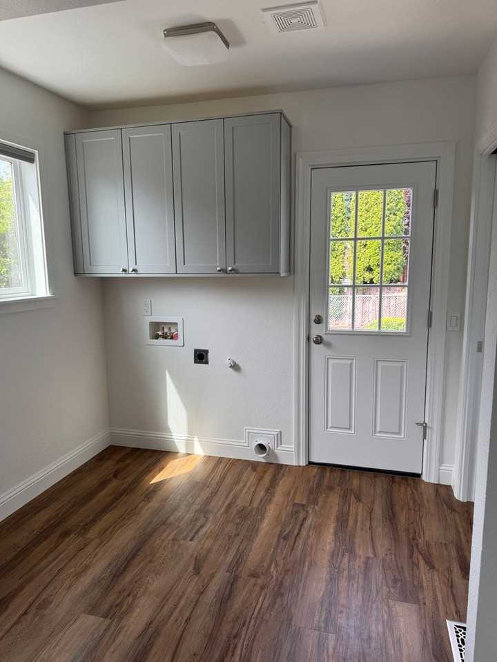 1421 Ne Dallas St - Photo 3 of 14