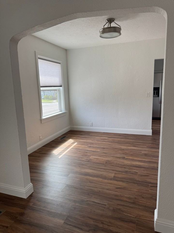 1421 Ne Dallas St - Photo 5 of 14