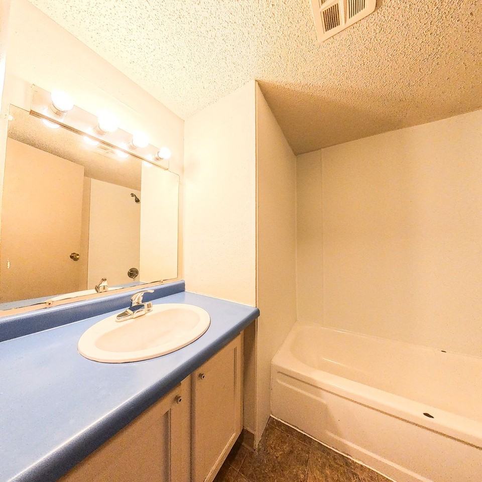 1441 Capitol Ave - Photo 2 of 11