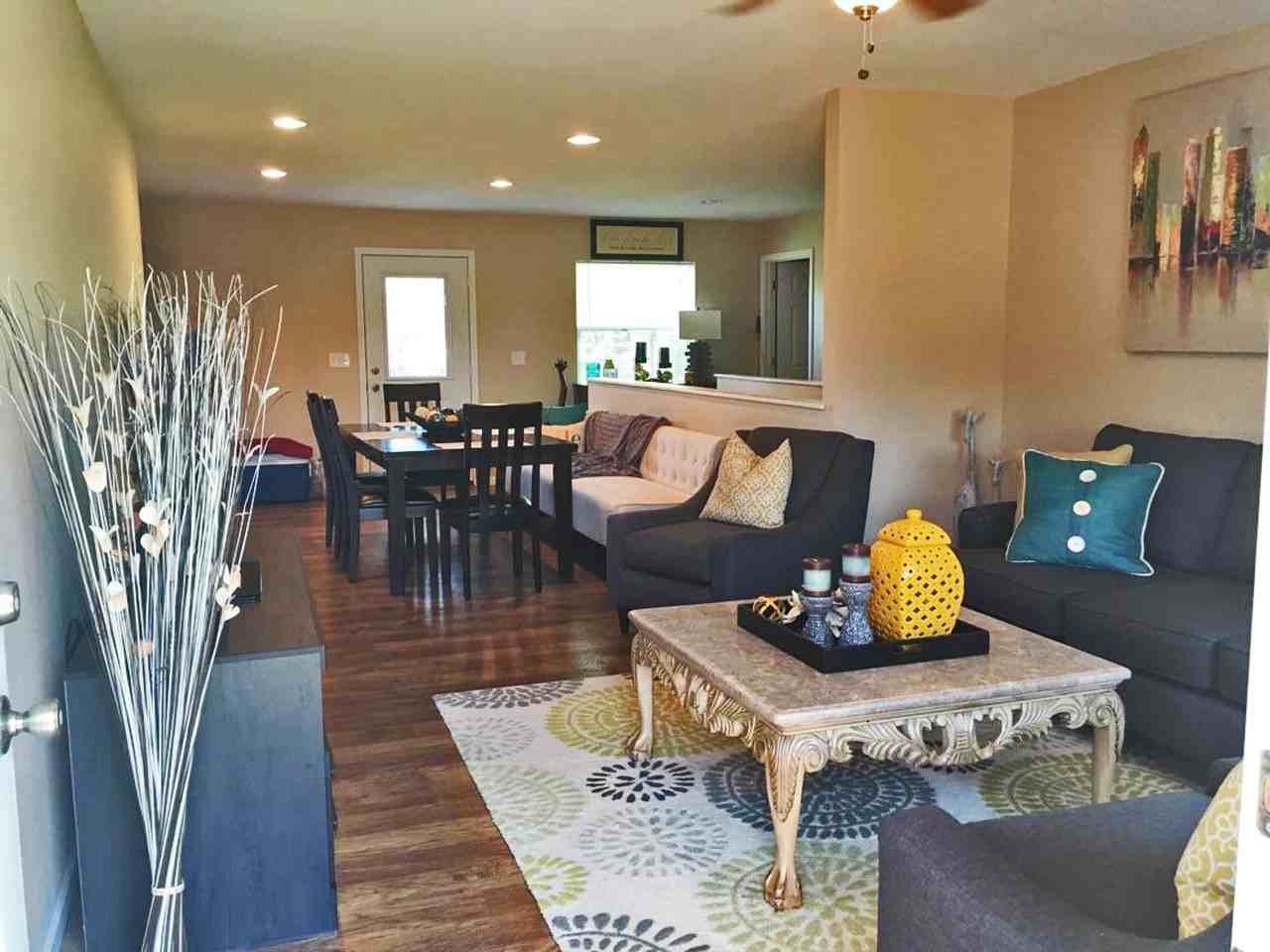 2213 Baker St - Photo 3 of 7