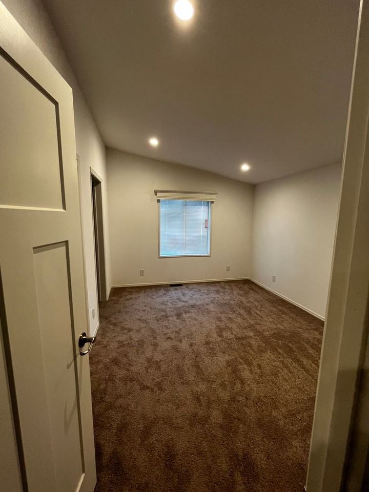 11211 Se 226th St - Photo 7 of 13
