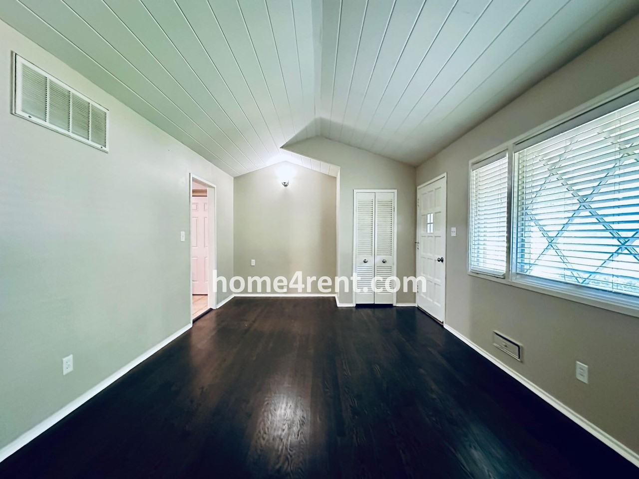7832 Rosewood Ln - Photo 3 of 32