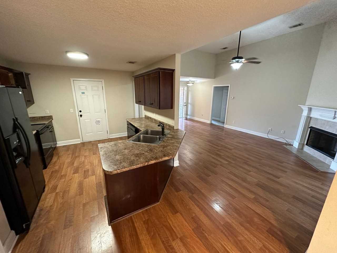 1613 Hucknall Pl - Photo 4 of 15