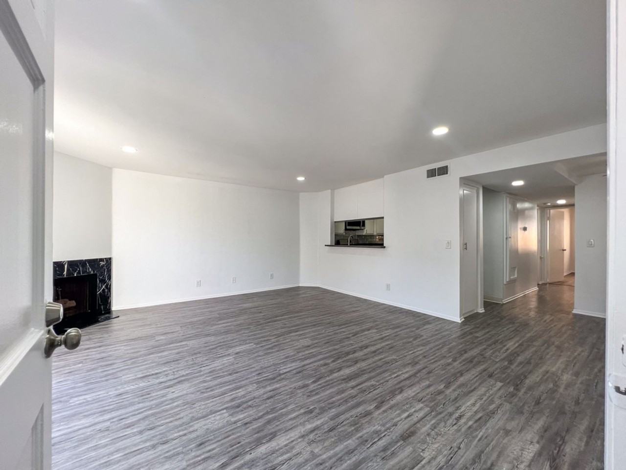 Gorgeous 2 Bed/2 bath apartment in excellent Sherman Oaks area! - Photo 3 of 39