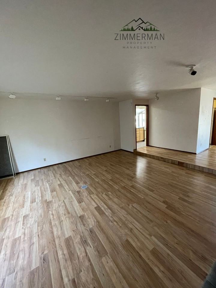 2825 Ione Ave - Photo 3 of 26