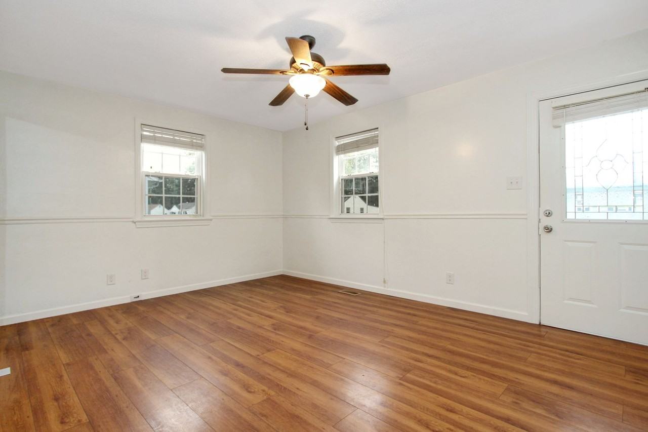 414 Wakefield Ave - Photo 4 of 21