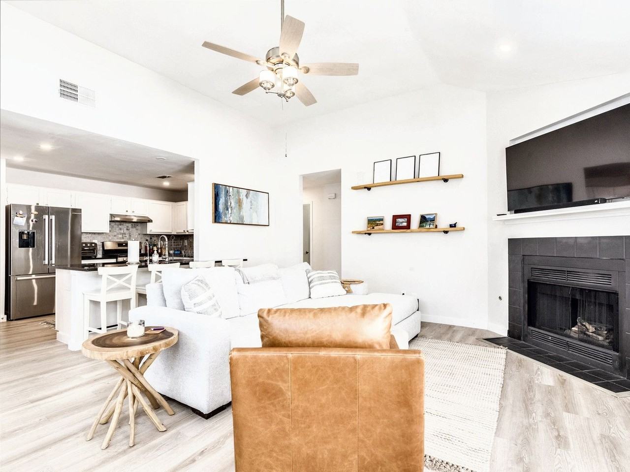 14205 Vandever St - Photo 4 of 23