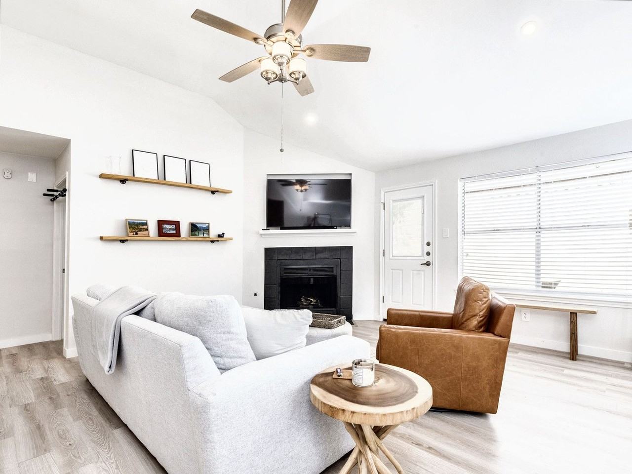 14205 Vandever St - Photo 5 of 23