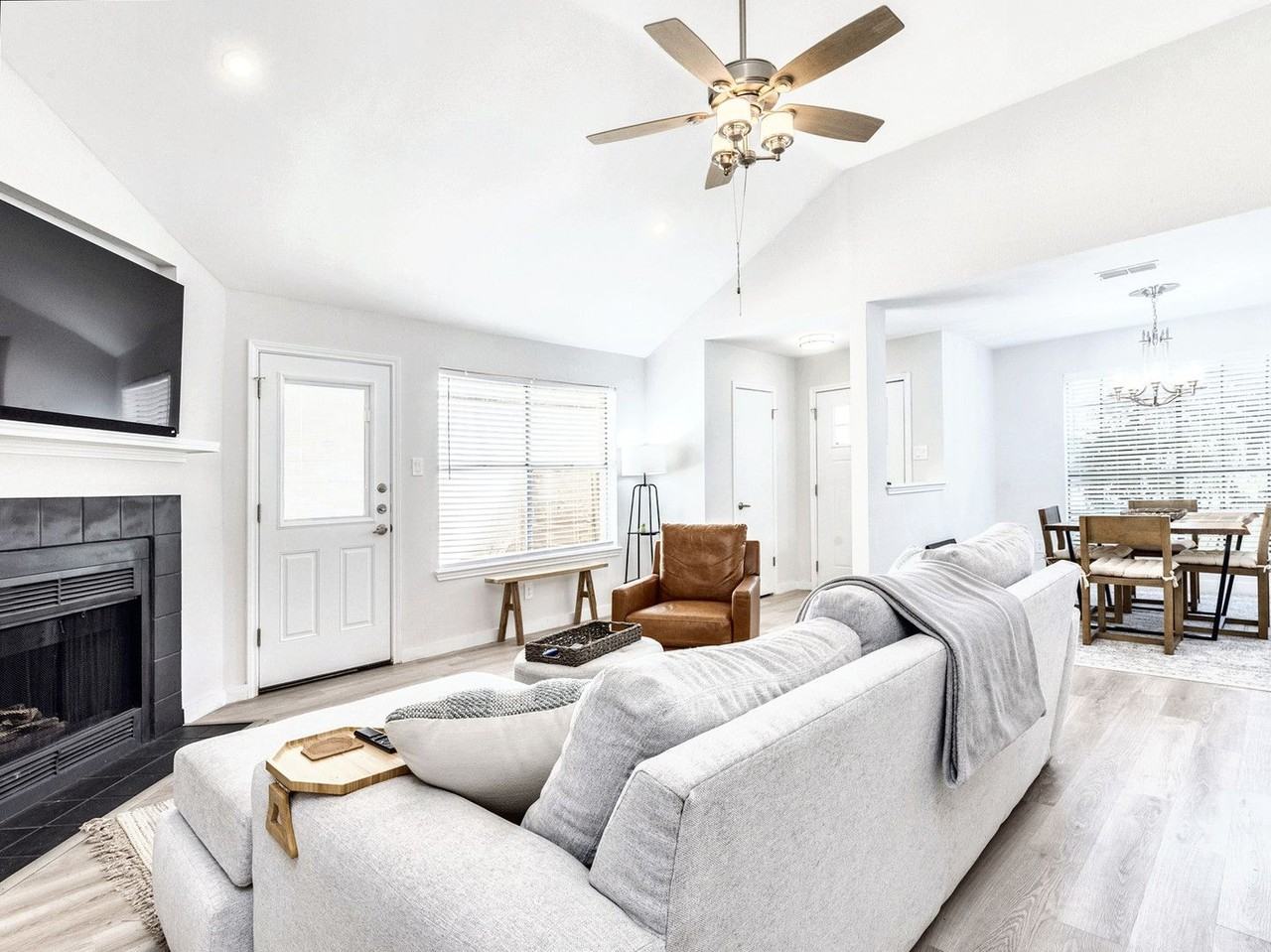 14205 Vandever St - Photo 6 of 23