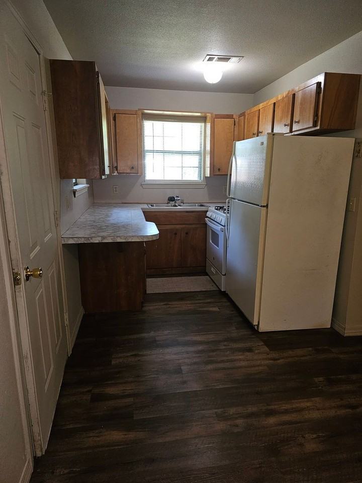 1243 Charles Dr - Photo 4 of 14