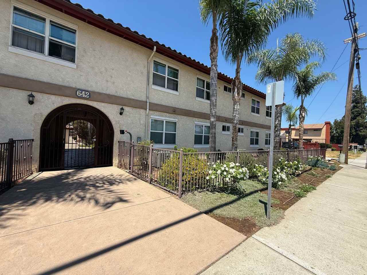 642 S Mollison Ave - Photo 3 of 4