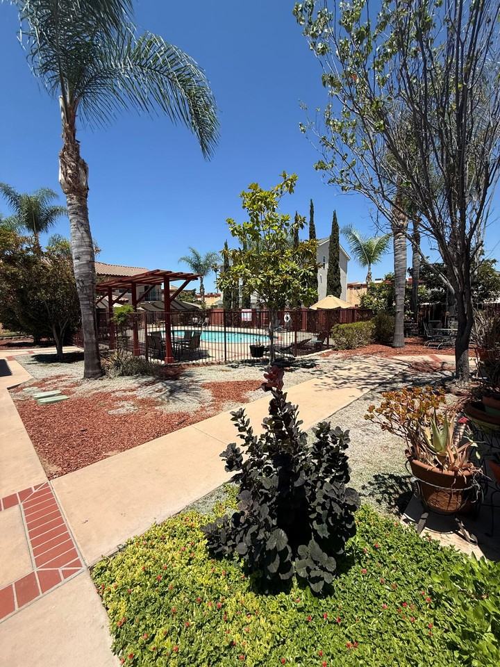 642 S Mollison Ave - Photo 4 of 4