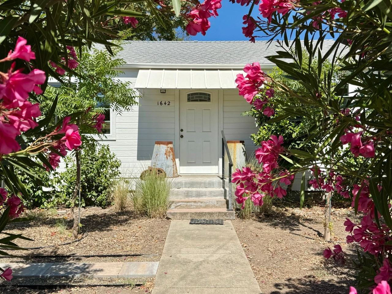 1642 Tainter St - Photo 2 of 50