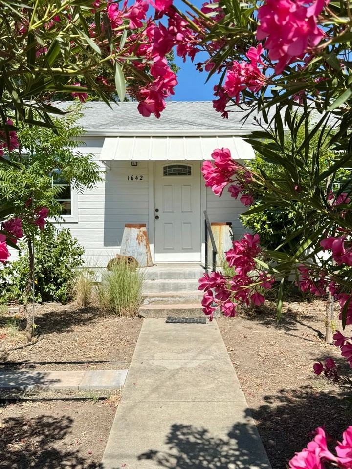 1642 Tainter St - Photo 3 of 50