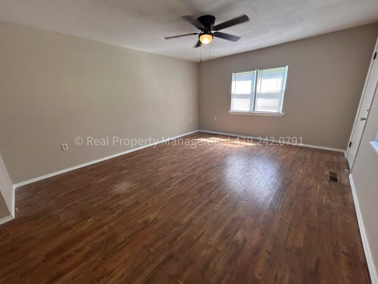 500 Gillette Ave - Photo 3 of 23