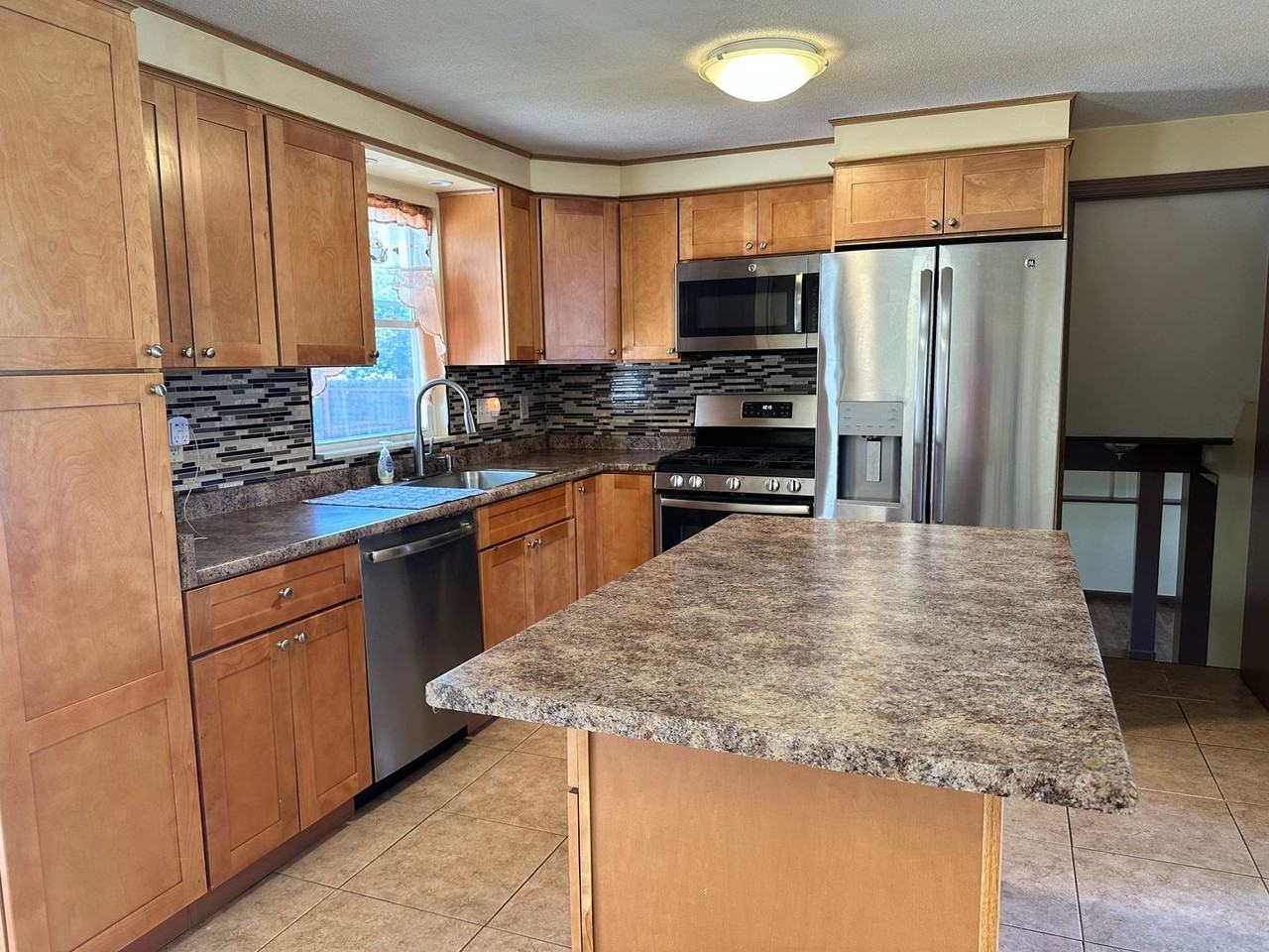 102 Starling Rd - Photo 2 of 25
