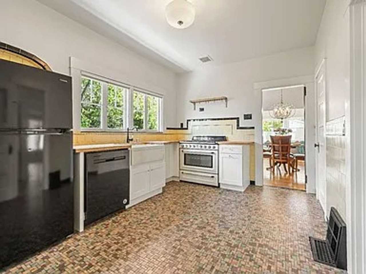 104 Earl Ave - Photo 7 of 40