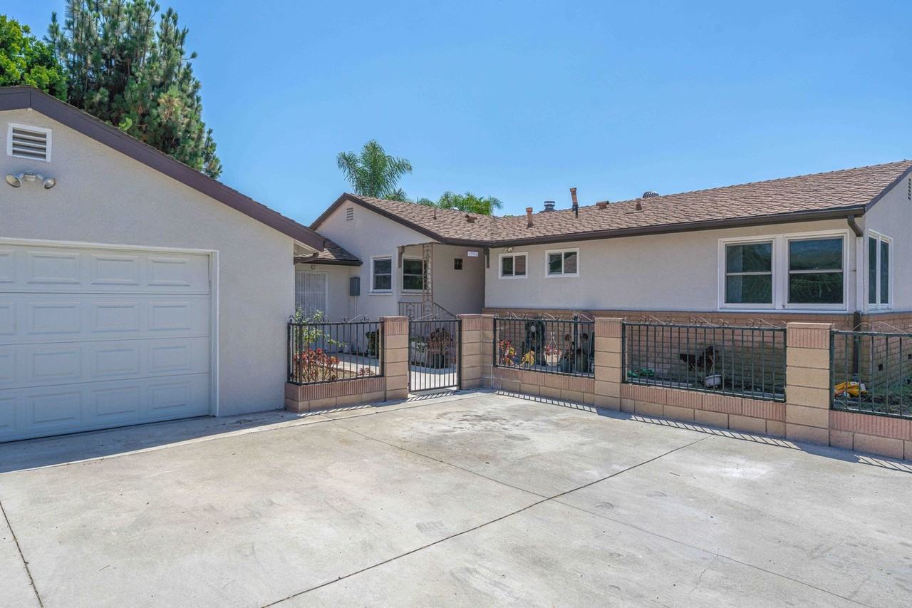 17916 Gridley Rd - Photo 3 of 24