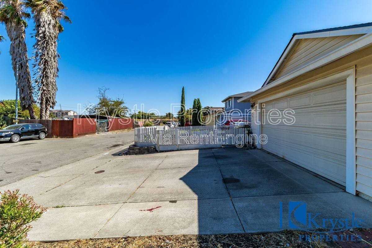 1366 Matthew Dr - Photo 2 of 10