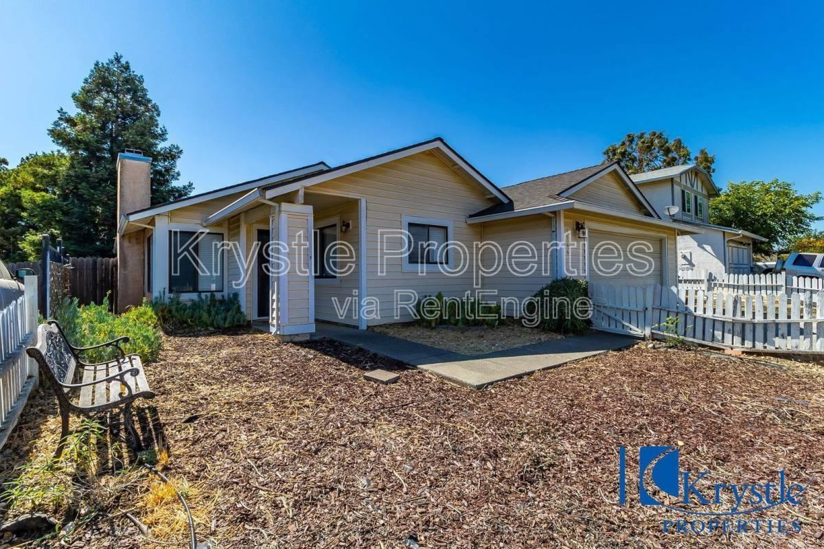 1366 Matthew Dr - Photo 3 of 10