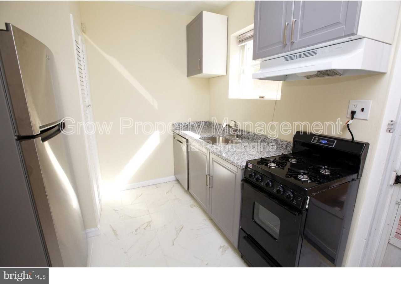 2416 Manning Street - Photo 6 of 25