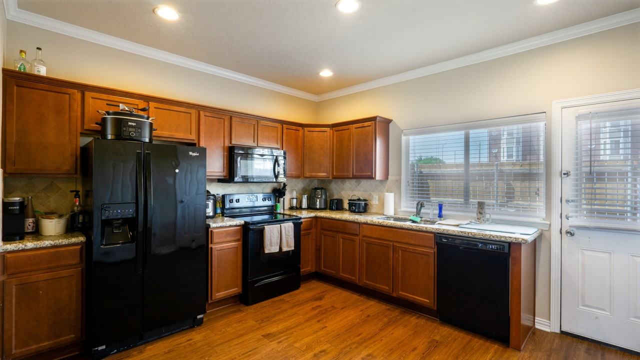 1198 Jones St #1 - Photo 6 of 18